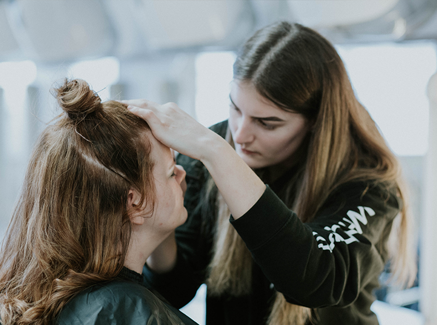 makeup student working on client